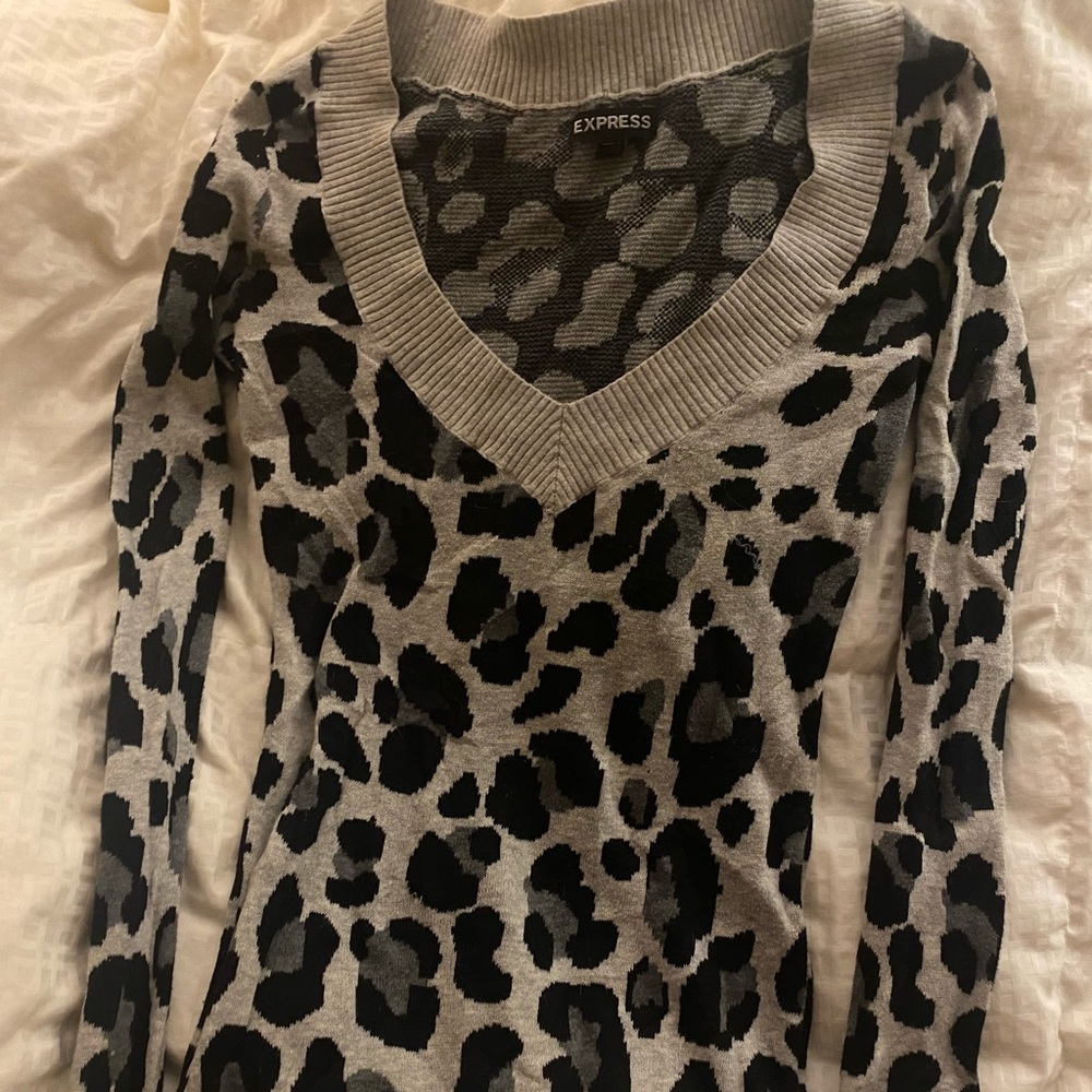 V neck lightweight sweater